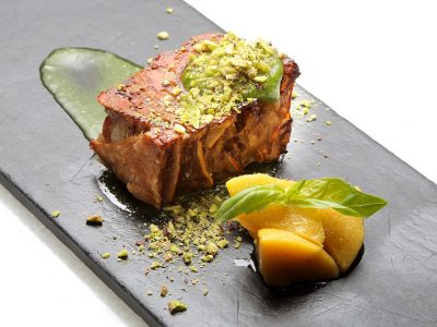 36 7 GOLPES_oreja crujiente con pesto de pistachos y gelatina de melocoton Concurso de Tapas